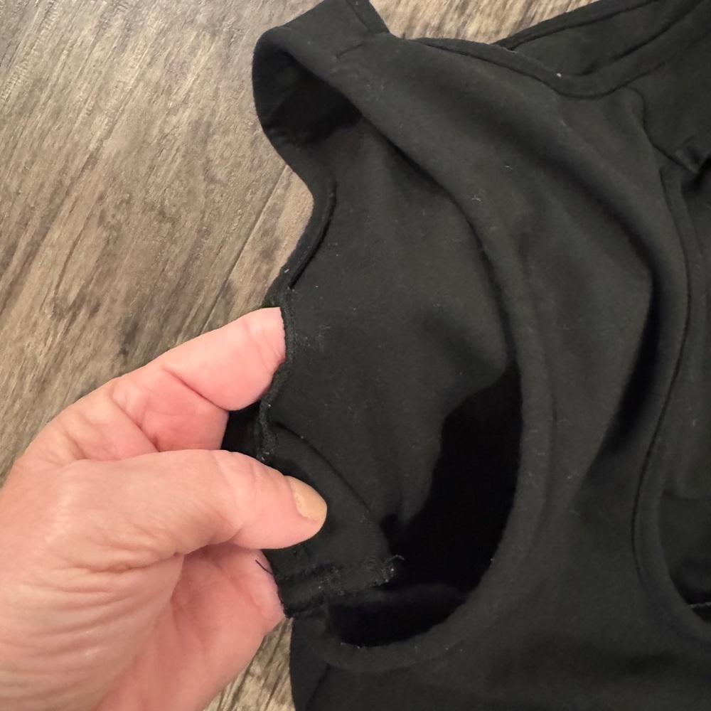 Black Sleeveless Women's sports bras w hole back - Picture 3 of 3